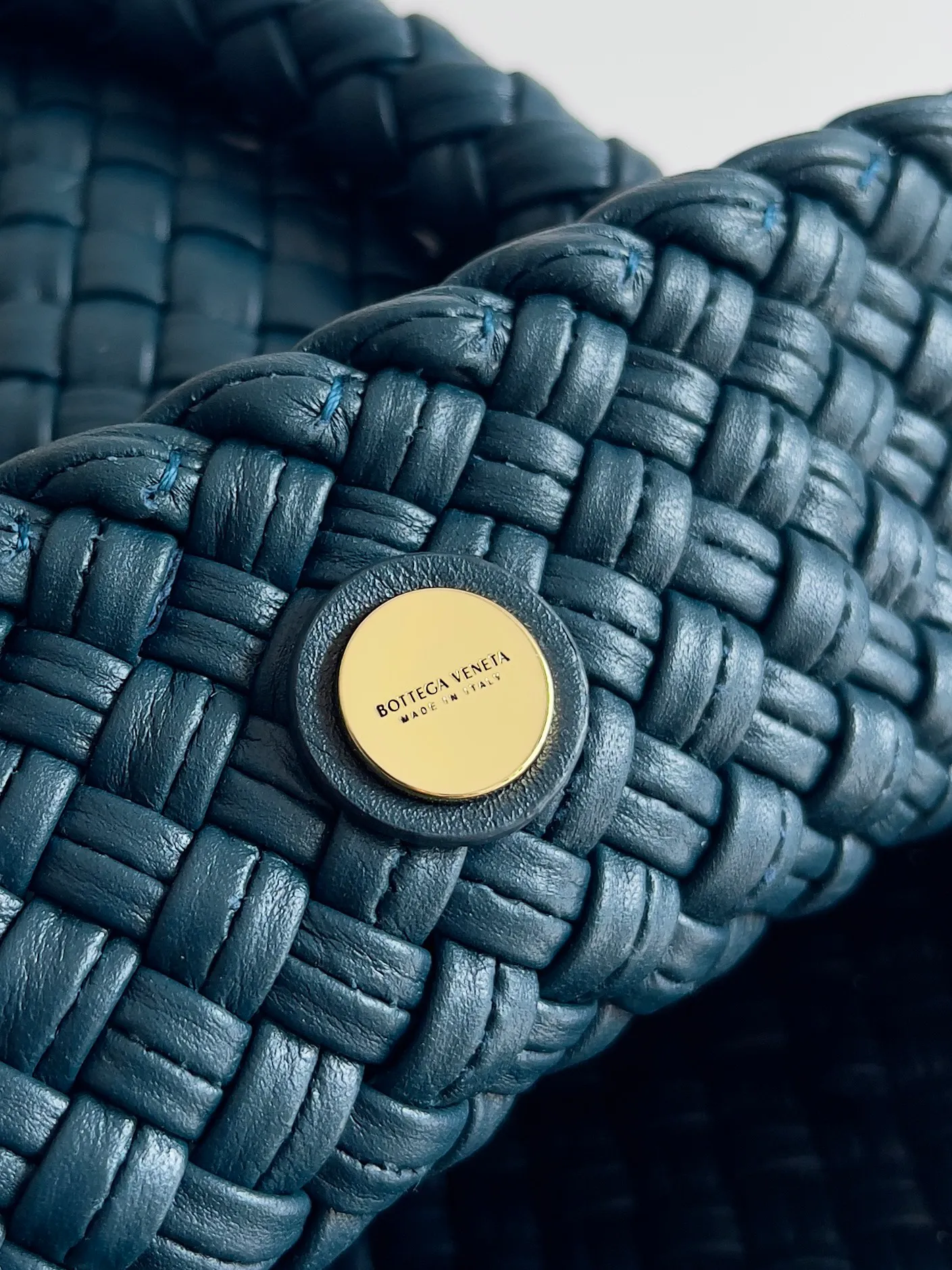 Batch 5760 BV collectible small woven handbags are really YYDS!! Bottega Veneta’s most classic small woven handbags are back! ! We use the highest quality leather with the highest craftsmanship❤️ to create the most expensive works. We have created the original Intrecciato leather weaving process❤️ This unique traditional exclusive leather weaving method has not only become our logo but also reflects the time-consuming and labor-intensive craftsmanship of our products❤️ The new TOSCA handbag must be a selection worth collecting🆕⚠️⚠️Babies, malachite can be sold separately and can be assembled by yourself Style number: 716974 Size: 27*9*18cm